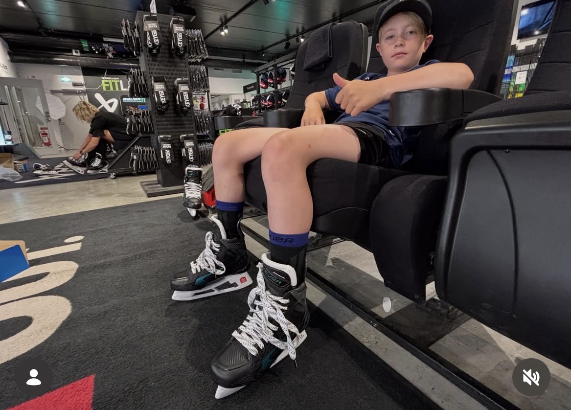 Ture provar nya skridskor i hockeybutiken
